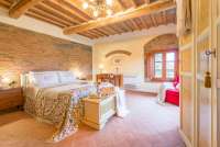 Bildet viser lekkert soverom i vakker ferieleilighet i Toscana.