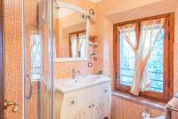 Bildet viser baderom med håndmalte møbler i feriehus mellom Pisa og Firenze.