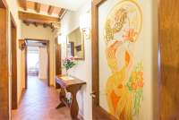 Bildet viser håndmalt glassdør i feriehus mellom Pisa og Firenze.