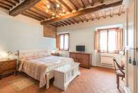 Bildet viser soverom i toskansk feriehus.